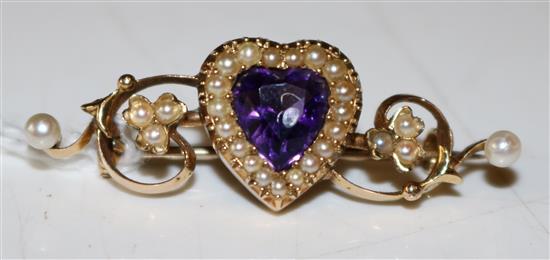 Yellow metal bar brooch, scrolled setting with amethyst and pearl-set heart